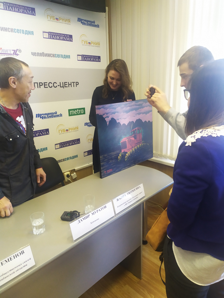 Дамир Муратов вручает картину Жанне Тютюгиной.jpg